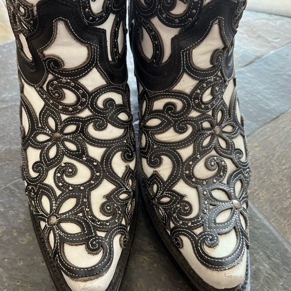 Black & white tooled boots - Picture 3 of 6